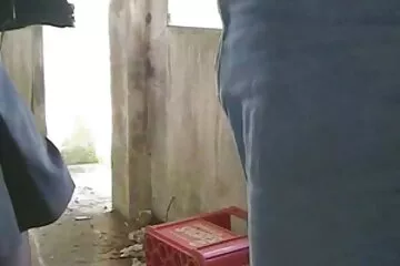 Anh trai quay phim trên máy quay cách em gái mặc phim làm tình không che quần lót giật ra khỏi âm hộ của mình bằng máy rung.