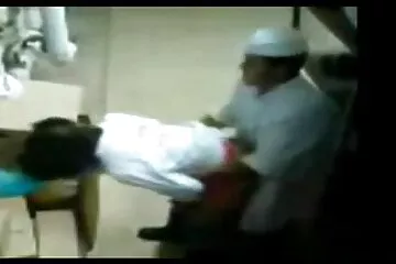 Anh trai tôi gần như xé toạc âm hộ của tôi bằng một con cặc khổng lồ. phim sex tập thể không che