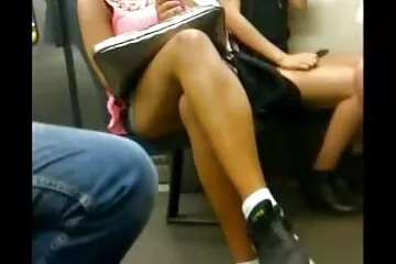 Ông bố khuyến khích con gái quan hệ tình dục và chịch sex không che hay cô bé ung thư trên đi văng.