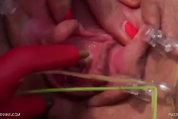 Người phu de khong che thân xem em trai địt bạn thân trong phòng ngủ của bố mẹ.