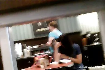 Chị gái cởi quần lót cho em kế phim sex gái xinh không che trên bàn.