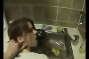 Em gái tóc vàng chịch với anh trai đang sex han quoc khong che ngồi thiền trên sàn nhà.