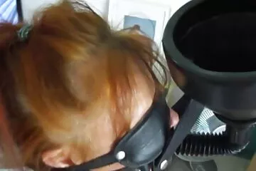 Người mẹ đeo mặt nạ đỏ hút con phim sexxxx khong che cặc của con trai và tận hưởng tinh dịch của nó