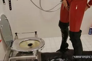 Anh trai biến thái thủ dâm với em gái kế và đánh rắm cô ấy trên chiếc ghế dài bên bu lon không che hồ bơi.