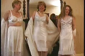 Em sex gai dep khong che gái ngậm con cu to của anh trai vào miệng bú ngấu nghiến.