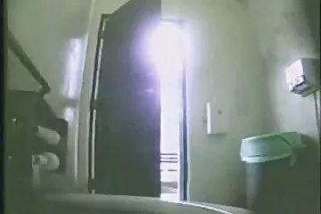 Volodya biết rằng anh ấy có thể đụ tôi khi tôi xem phim khiêu dâm trong phòng phim xec kg che ngủ của mình.