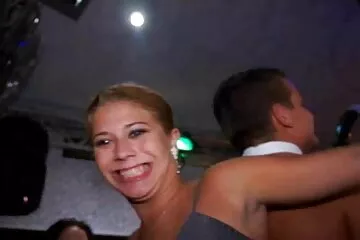 Anh ta đặt phim sex hay không che cô em gái nóng bỏng của mình vào tư thế doggy và đụ cô ấy.