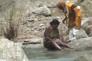 Anh trai tìm thấy em gái của mình trong một tư thế khiêu dâm - anh ta không thể kiềm chế bản thân và đụ cô phim sex khong che hang ấy.