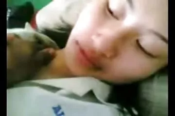 Bố quay lén con gái sex lồn múp không che bú cặc bố.