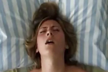 Anh trai đụ vào miệng em gái xinh đẹp phim xet ko che trước khi bú lồn.