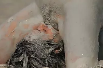 Cô cháu gái tóc xoăn ngậm dương vật xnxx gai xinh khong che của ông nội bằng môi.