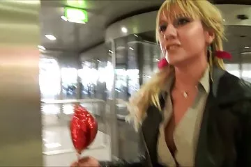 Cha xech khong che già cho con gái nhỏ khi mẹ đang ngủ