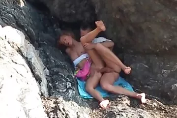 Con gái chui xuống gầm bàn bú cặc video sex khong che hồng hào của bố.