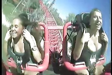 Người mẹ tuyệt vời trong chiếc váy làm cho con trai của cô ấy xuất tinh bằng massage jav không che một tay khéo léo.