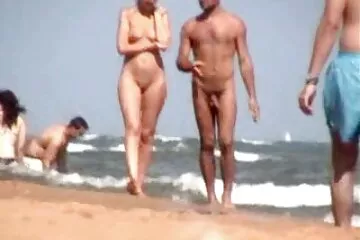 Em gái le lưỡi liếm con cu to của anh trai trên lon dep k che giường.